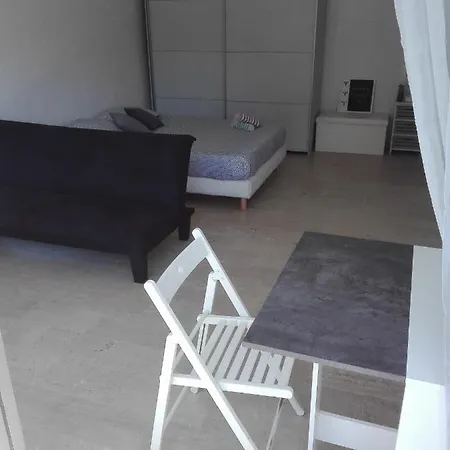 Apartment Charmant Studio A Cote De La Plage Golfe-Juan